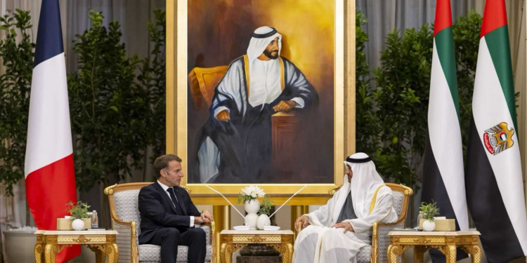 محمد بن زايد وماكرون يشهدان إعلان إطار عمل الشراكة الدفاعية